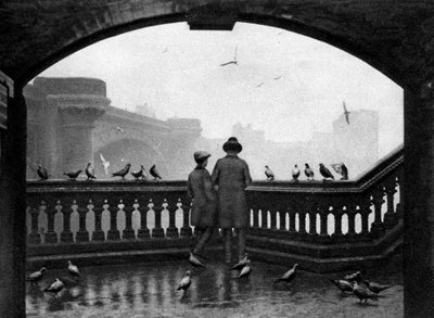 Un homme et un garçon nourrissant les oiseaux près du pont de Blackfriars, Londres, 1926-1927 - Unbekannt