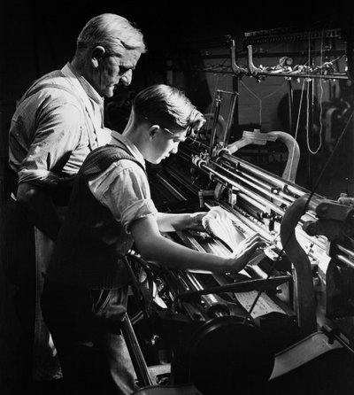 Un maître forme un jeune apprenti au tricotage mécanique, Lyle et Scott, Hawick - Unbekannt