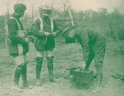 Photographes aériens fixant des harnais de parachute avant de monter - Unbekannt