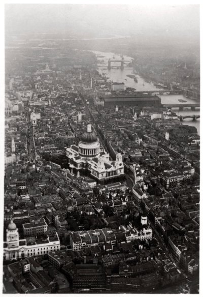 Vue aérienne de la cathédrale Saint-Paul, Londres, depuis un Zeppelin, 1931 1933 - Unbekannt