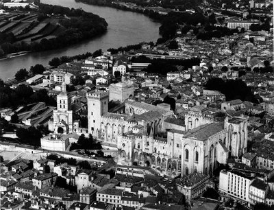 Vue aérienne du Palais des Papes (1335-1355) et de la Cathédrale Notre-Dame des Doms (12e siècle). Avignon, Vaucluse - Unbekannt