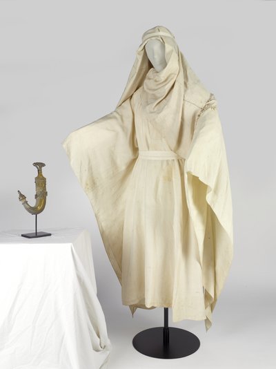 Robes arabes et un couvre-chef, connu sous le nom de keffiyah, appartenant à T E Lawrence (soie) - Unbekannt