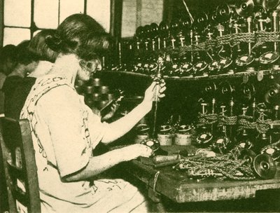 Assemblage des nouveaux téléphones automatiques prêts à être distribués aux abonnés, c1930 - Unbekannt