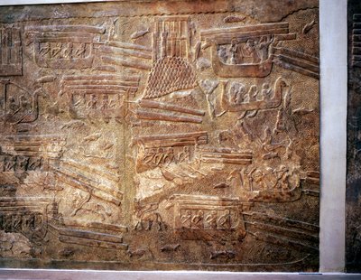 Relief assyrien montrant le transport de bois du Liban par voie d