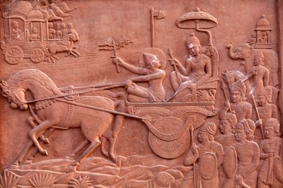 Bhagavad Gita gravé sur un temple hindou : Krishna conduisant le char d