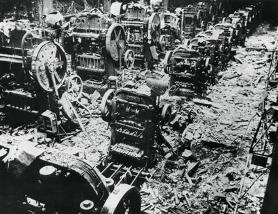 Dégâts causés par une bombe dans une usine Renault, Sèvres, Paris, 4 avril 1943 - Unbekannt