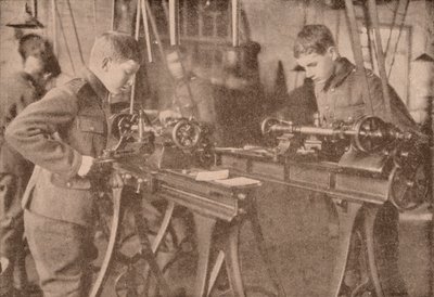 Garçons du Bradfield College fabriquant des pièces d