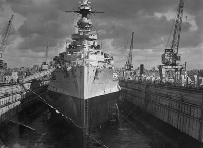 Cuirassé britannique HMS Malaya dans un dock flottant, Malte, c1937 - Unbekannt