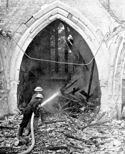 Pompiers britanniques éteignant une église bombardée, Seconde Guerre mondiale, juin 1940 - Unbekannt