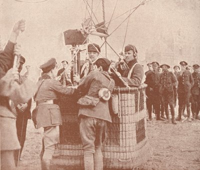 Cinématographe officiel canadien et assistant prêts à monter dans un ballon cerf-volant - Unbekannt