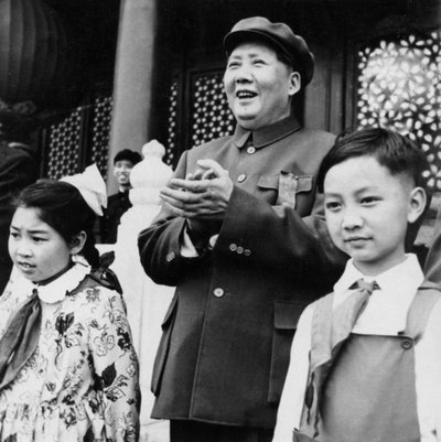 Le président Mao Zedong applaudissant les défilants depuis la tribune de Tien An Men à Pékin, Chine - Unbekannt