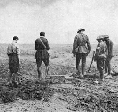 Aumônier conduisant un service funéraire sur le terrain tandis que le groupe funéraire rend hommage, vers 1916 - Unbekannt