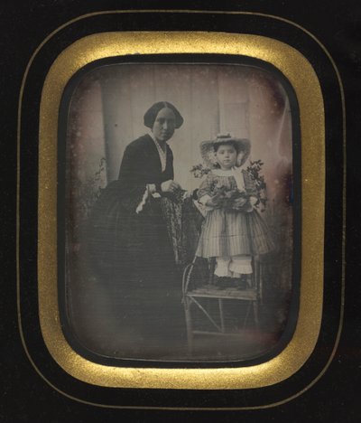 Enfant debout sur une chaise tenant des fleurs, avec sa mère, vers 1855 - Unbekannt