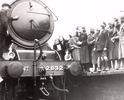 Enfants regardant une locomotive à vapeur, 3 mars 1936 - Unbekannt