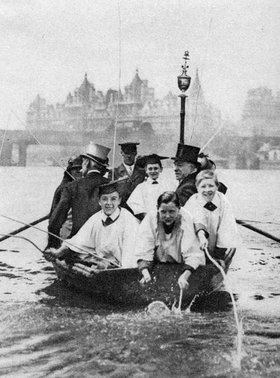 Les choristes de St Clement Danes marquant les limites sur la Tamise, Londres, 1926-1927 - Unbekannt