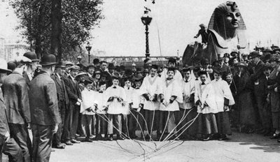 Choristes de St Clement Danes marquant les limites avec de longues baguettes, Londres, 1926-1927 - Unbekannt