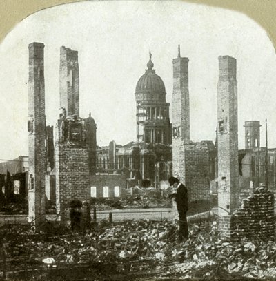 Hôtel de ville - Photographe au premier plan - Hautes cheminées en briques à gauche - Unbekannt