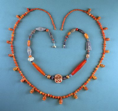 Collier de cornaline de Tell Farah (Sud), Israël, vers 1300 av. J.-C.; Collier de lapis-lazuli, cornaline et cornaline gravée de Kish, Irak, vers 2500 av. J.-C. (pierres précieuses) - Unbekannt