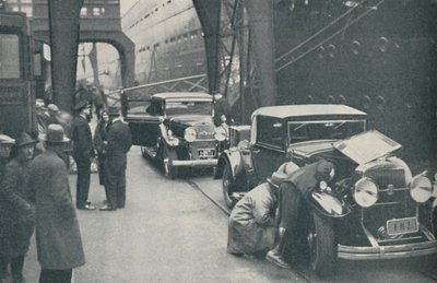 Douaniers examinant des voitures à Southampton, 1937 - Unbekannt