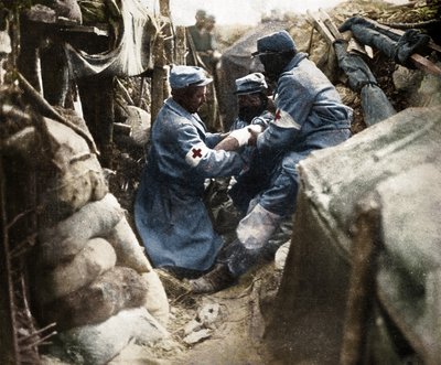Premiers secours à un homme blessé dans une des tranchées françaises, 1915 - Unbekannt