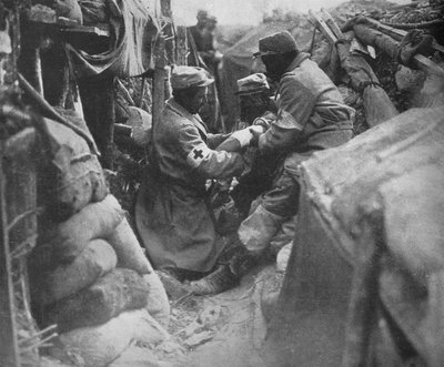 Premiers secours à un homme blessé dans une des tranchées françaises, 1915 - Unbekannt