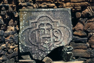Symbole franco-maçonnique et initiales du Christ gravés sur une pierre, site des missions jésuites de San Ignacio Mini en Argentine, établi en 1611 (pierre) - Unbekannt