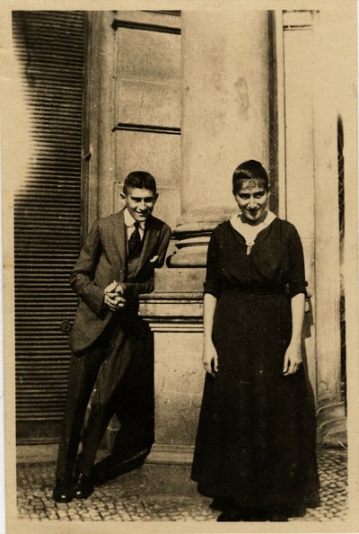 Franz Kafka avec sa sœur Ottla devant la maison Oppelt à Prague - Unbekannt