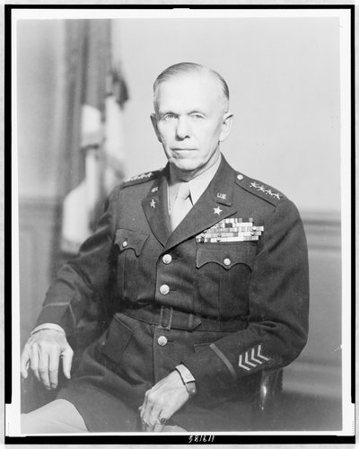 Gén. George Catlett Marshall, portrait en buste, assis, légèrement tourné vers la gauche, en uniforme, vers 1944 (photo n/b) - Unbekannt
