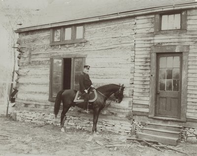 Général Frederick Dent Grant à cheval devant la cabane (Hardscrabble) construite par son père, Ulysses S. Grant - Unbekannt