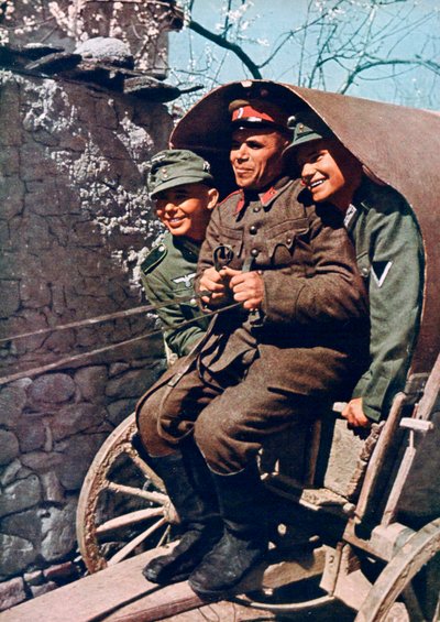 Troupes alpines allemandes dans une charrette avec un soldat bulgare, vallée de Struma, Bulgarie, 1941 - Unbekannt