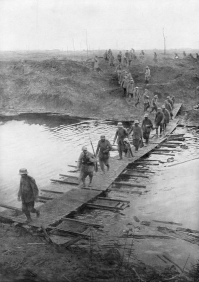 Prisonniers allemands sur une piste en caillebotis au canal de l