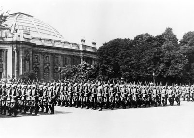 Troupes allemandes défilant devant le commandant allemand de Paris, 8 juillet 1941 - Unbekannt