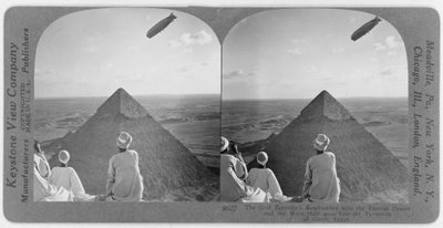 Graf Zeppelin au-dessus des pyramides de Gizeh, vers 1930 (stéréographie) - Unbekannt