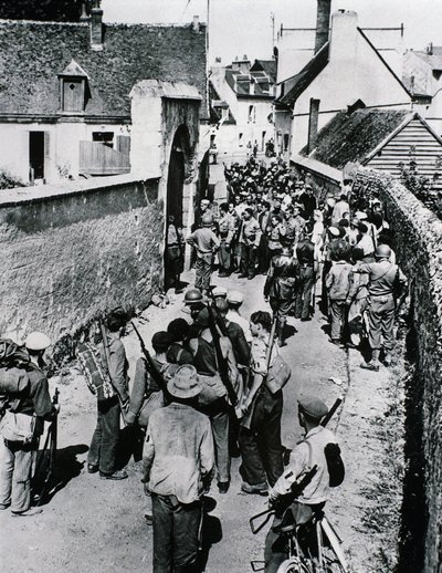 Groupes de résistants français attendant la distribution d