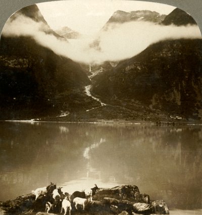 Glacier Grytereids scintillant au-dessus des nuages dérivants, au-dessus du lac Olden paisible, Norvège, vers 1905 - Unbekannt