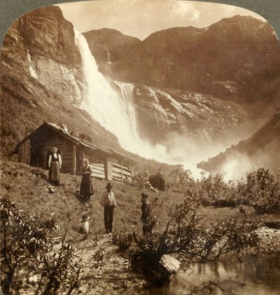 Humble maison de montagne au pied des falaises où les chutes de Skiaeggedals sautent de 160 mètres, Norvège, vers 1905 - Unbekannt