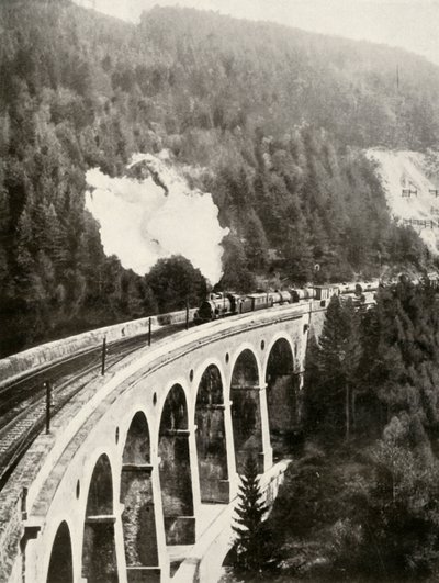 Dans la vallée de Semmering, Autriche. Un train de marchandises traversant le viaduc courbé de Gamperl, 1935-36 - Unbekannt