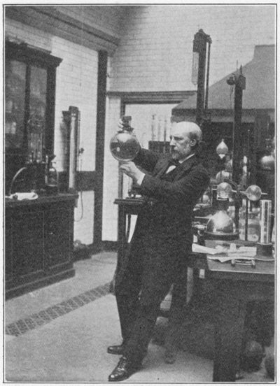 James Dewar, chimiste et physicien écossais dans son laboratoire, vers 1890 - Unbekannt