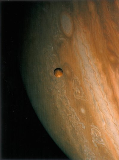 Jupiter et Io, une de ses lunes, 1979 - Unbekannt