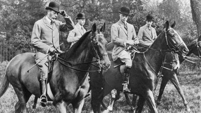 Le roi George V chevauchant dans le parc de Windsor avec ses fils, c1930s - Unbekannt