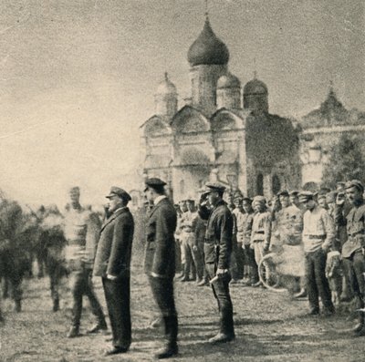 Lénine passe en revue le 11e groupe de diplômés de la première école de commandants de mitrailleuses soviétiques de Moscou - Unbekannt
