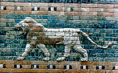 Lion passant du mur de la voie sacrée vers la porte d