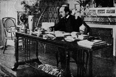 M. Rostand dans sa bibliothèque - Unbekannt