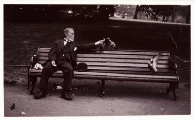 Homme sur un banc de parc, vers 1920 - Unbekannt