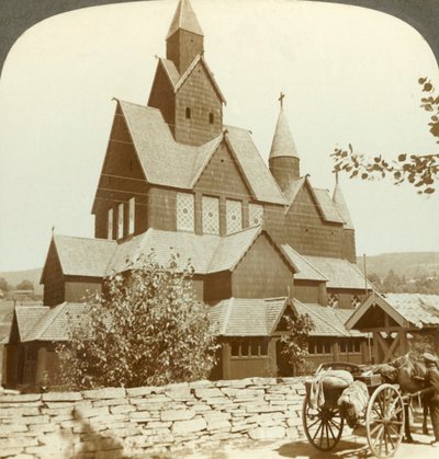 Église en bois à plusieurs pignons avec arcade et tourelles du XIIe siècle, Hitterdal, Norvège, vers 1905 - Unbekannt