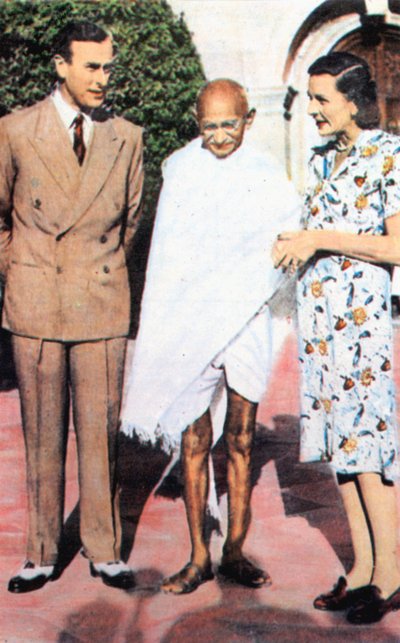 Mohandas Karamchand Gandhi 1869-1948, entre Lord et Lady Mountbatten - Unbekannt