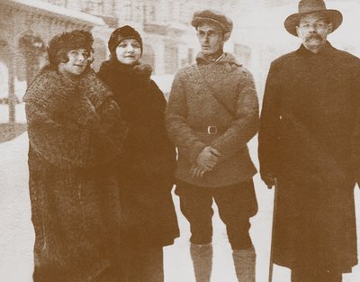 Moura Budberg deuxième à gauche avec Maxim Gorki à droite, vers 1920 - Unbekannt