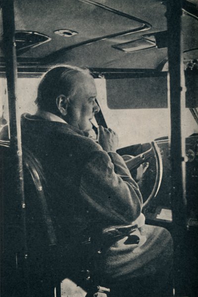 M. Churchill avec la R.A.F. - aux commandes de l