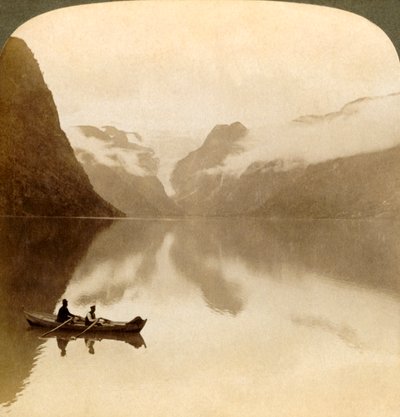 Sur le lac sombre Olden, entre des montagnes couvertes de nuages, vers le glacier Maelkevold, Norvège, 1905 - Unbekannt