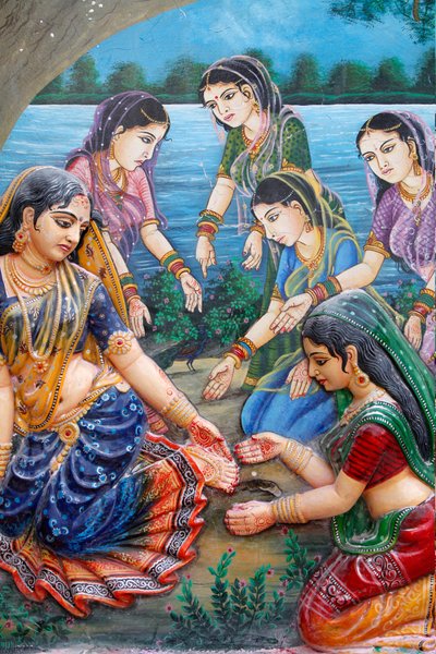 Un jour, alors que Radha marchait pour rencontrer Krishna, elle a marché sur l